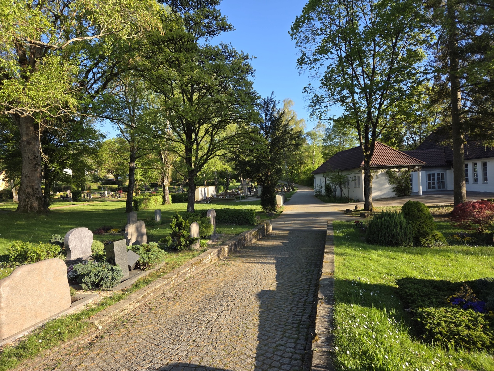 Blick über den parkartig angelegten Friedhof Winterbach mit gepflegten Grabreihen und Aussegnungshalle
