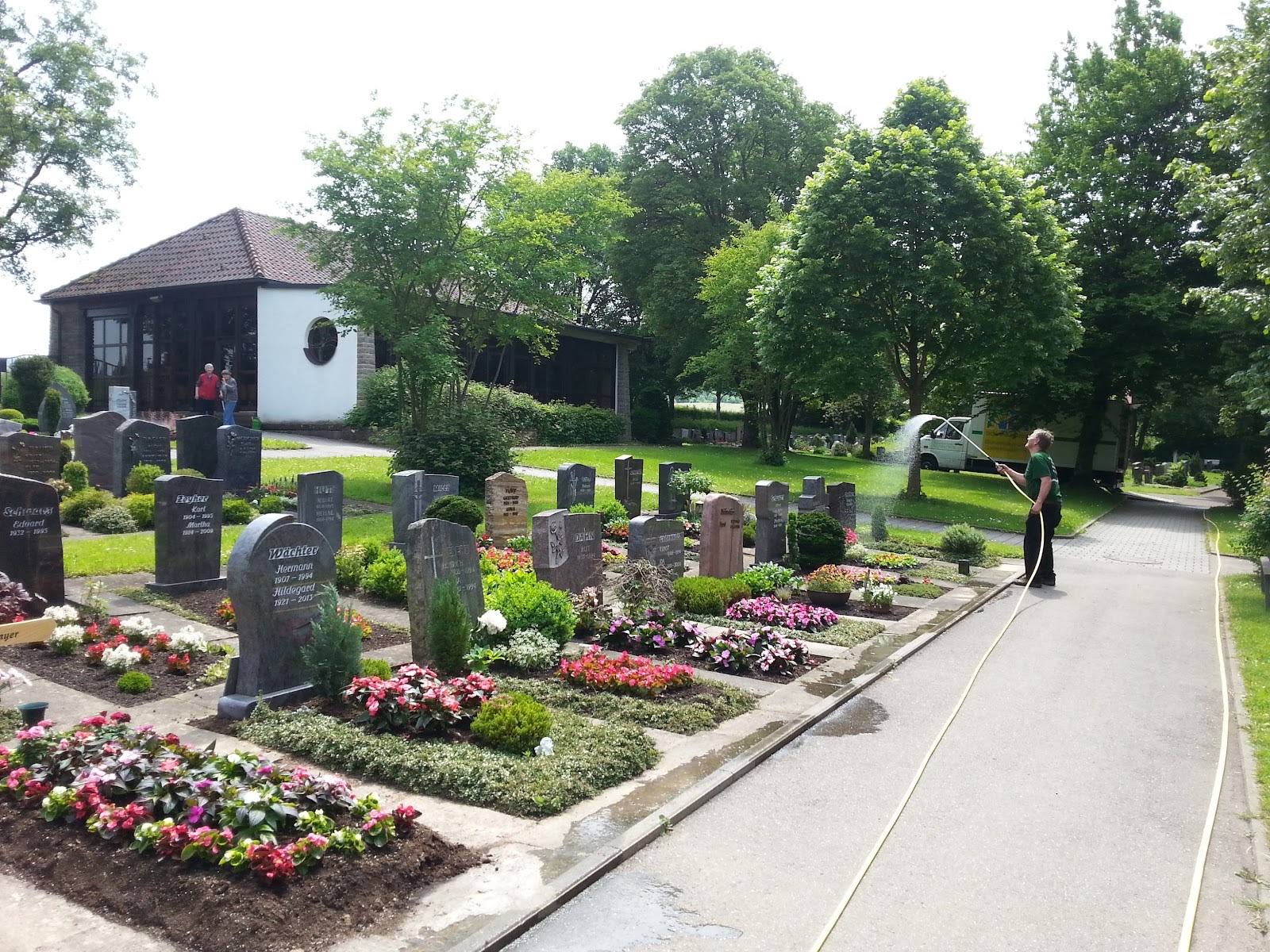 Blick über den Friedhof Weiler mit gepflegten Grabreihen und der Friedhofskapelle – Grab- und Dauergrabpflege der Gärtnerei Schanbacher