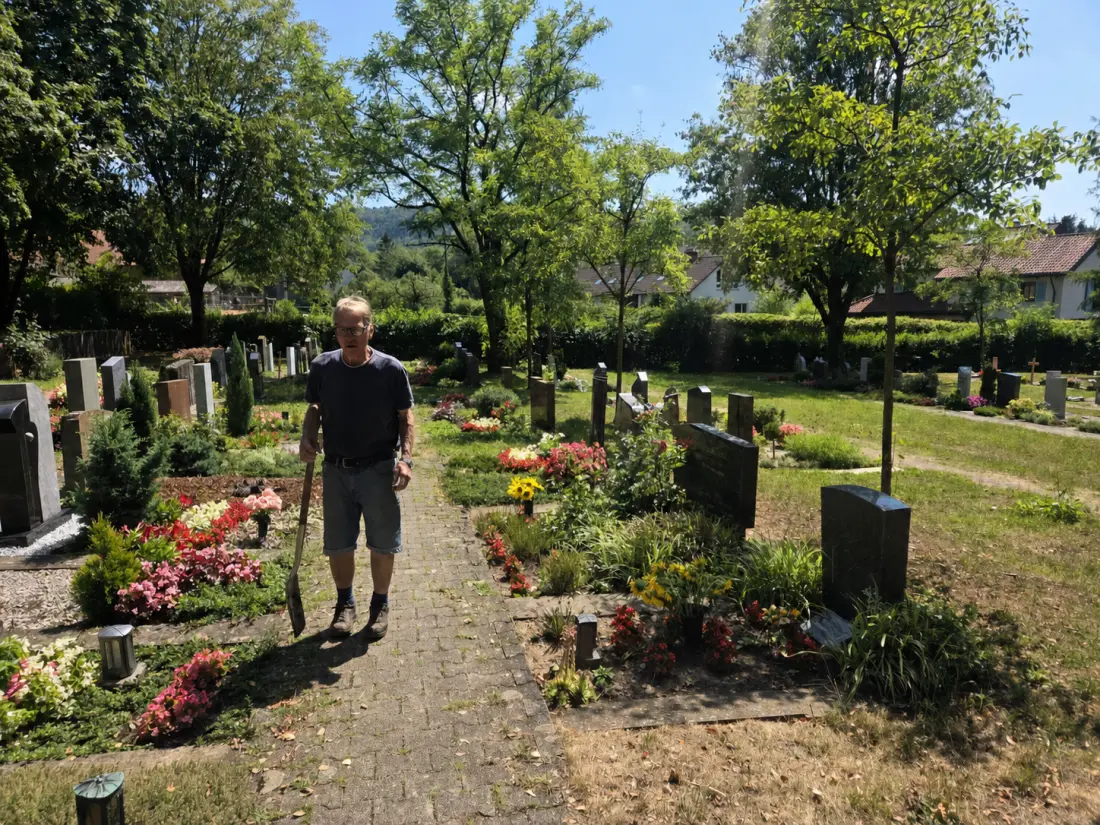 Friedhofsgärtner der Gärtnerei Schanbacher bei der sommerlichen Grabpflege auf dem Friedhof Weiler in Schorndorf