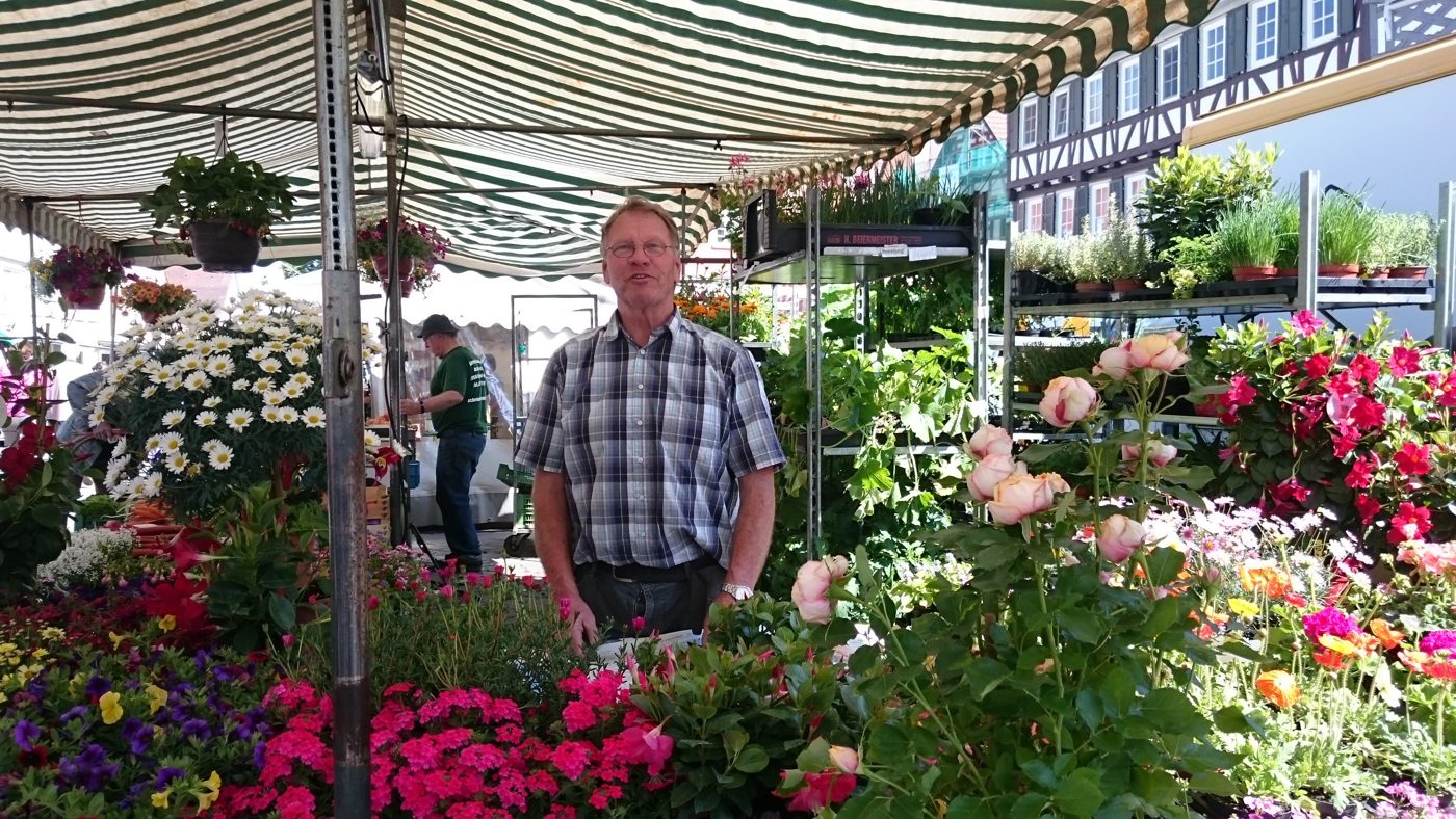 Erich Schanbacher hinter dem Blumenstand der Gärtnerei auf dem Schorndorfer Wochenmarkt
