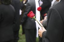 Beerdigung - Person mit roter Rose
