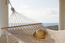 Hängematte mit Strohhut - Gartenpflege über den Urlaub